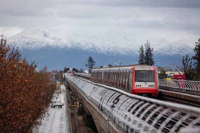 Archivo - Un tren circula en Santiago de Chile