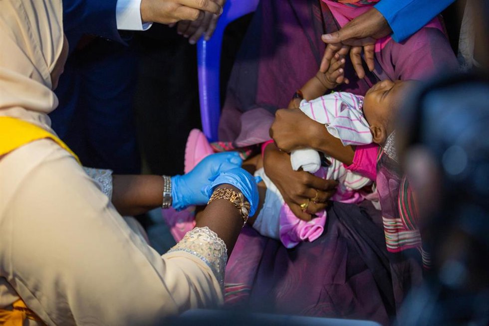 Un bebé de seis meses Adan Mohammed, el primero en recibir la vacuna contra la malaria en Sudán