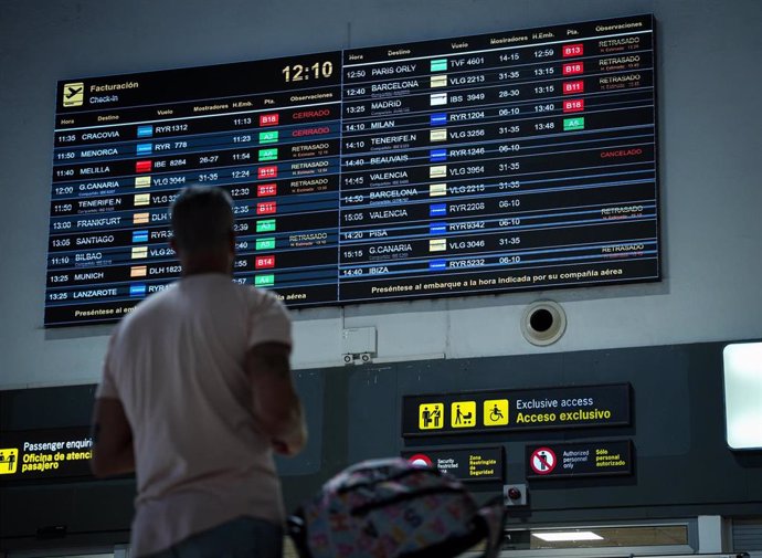 Archivo - Pantalla informativa con los vuelos y embarques retrasados en el Aeropuerto de San Pablo