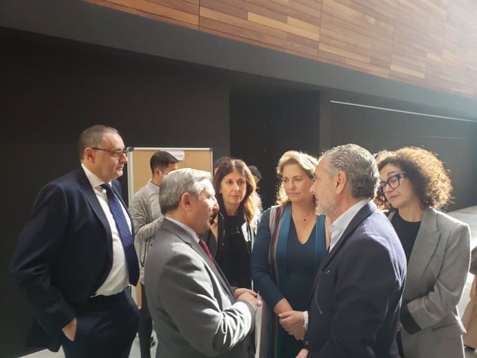 El consejero de Movilidad, Sanz Merino, a su llegada al campus María Zambrano de Segovia para inaugurar el foro tecnológico 'Conectados', saluda al presidente de FES, Andrés Ortega