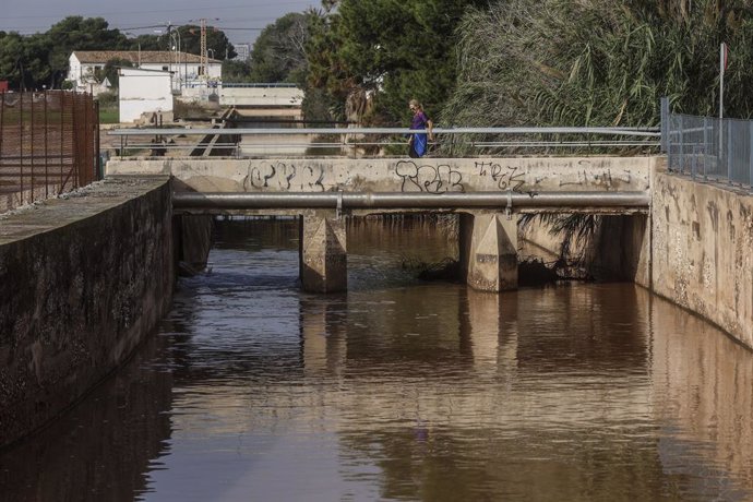 Agua sucia en la desembocadura del río Turia, a 5 de noviembre de 2024, en Valencia, Comunidad Valenciana (España).