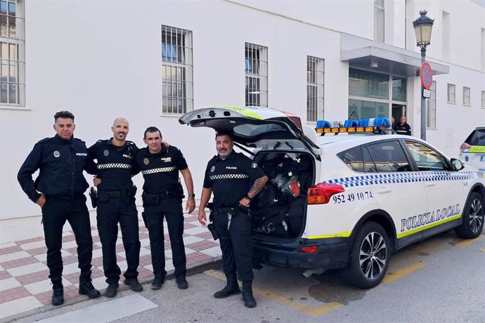 Cuatro agentes de la Policía Local de Alhaurín el Grande se desplazan a Algemesí para colaborar tras la DANA