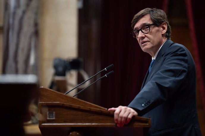 El presidente de la Generalitat de Catalunya, Salvador Illa, interviene durante un debate de Política General en el Parlament de Catalunya, a 9 de octubre de 2024, en Barcelona, Catalunya (España). Este miércoles continúa en el Parlament de Catalunya el P