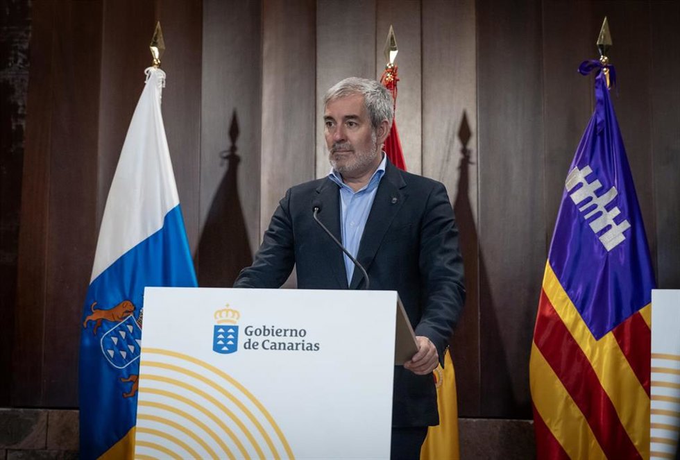 El presidente de Canarias, Fernando Clavijo, comparece ante los medios de comunicación