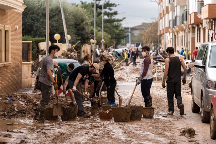 Imagen de unos voluntarios limpiando los desperfectos ocasionados por la DANA en Paiporta.