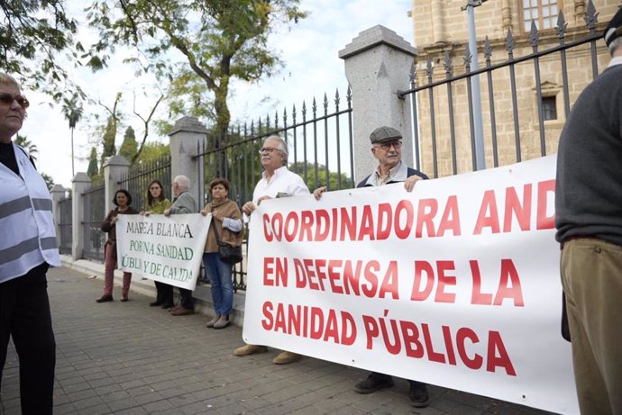 Concentración de la Coordinadora Mareas Blancas Andaluzas en el Parlamento de Andalucía para presentar su Iniciativa Legislativa Popular (ILP).