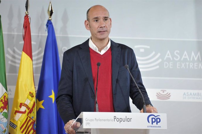 El portavoz del Grupo Parlamentario Popular en la Asamblea de Extremadura, José Ángel Sánchez Juliá, en rueda de prensa