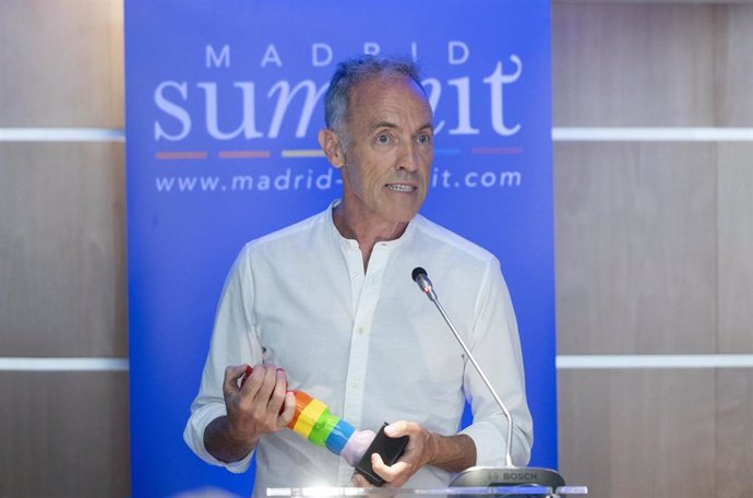 Archivo - El creador de 'Las noches de Tefía', Miguel del Arco, interviene durante la entrega de los Premios MADO, en las oficinas del Parlamento Europeo y de la Comisión Europea en España, a 5 de julio de 2024, en Madrid (España).