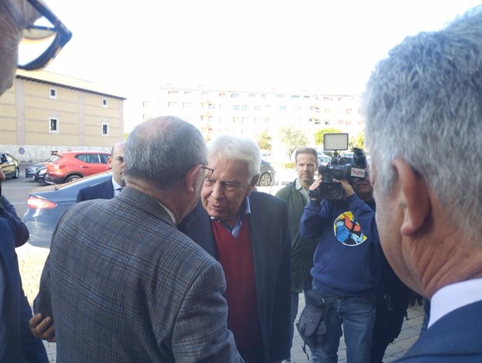 El expresidente del gobierno Felipe González saluda al exsecretario del PSCyL Jesús Quijano a su llegada a Arroyo de la Encomienda para participar en un encuentro organizado por el Norte de Castilla.