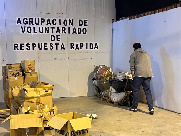 El secretario general del PP de Málaga, José Ramón Carmona, ha visitado junto a otros dirigentes 'populares' el punto de recogida y empaquetado de alimentos de la Agrupación de Voluntariado de Respuesta Rápida de la capital.