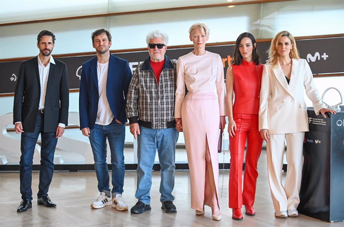 Archivo - (I-D) Los actores Juan Diego Botto y Raúl Arévalo, el director Pedro Almodóvar, y las actrices Tilda Swinton, Vicky Luengo y Melina Matthews posan en el photocall de la película ‘La habitación de al lado’, en la 72º edición del Festival de Cine 