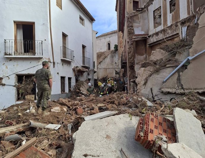 Bomberos de la Diputación de Albacete trabajan en las labores de desescombro en Letur.