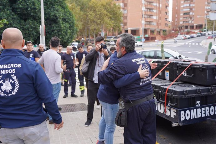 Bomberos de la ONG BUSF parten desde Huelva hacia Valencia.