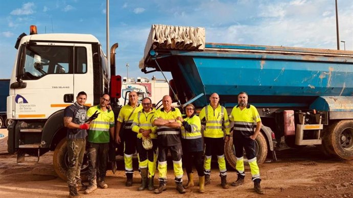 Trabajadores de Diputación trabajan en la zona de las inundaciones en Valencia