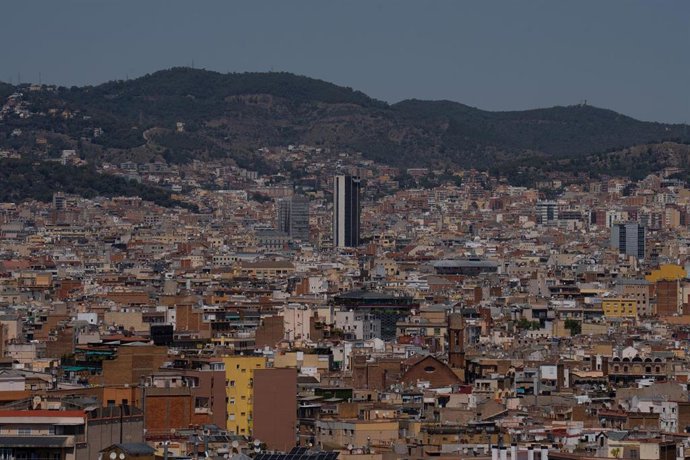 Archivo - Varios edificios de viviendas vistos desde el mirador del Poble Sec,  a 17 de mayo de 2023, en Barcelona, Cataluña (España). Después de su aprobación en el Congreso el pasado 27 de abril, hoy se ha aprobado en el Senado la Ley por el derecho a l