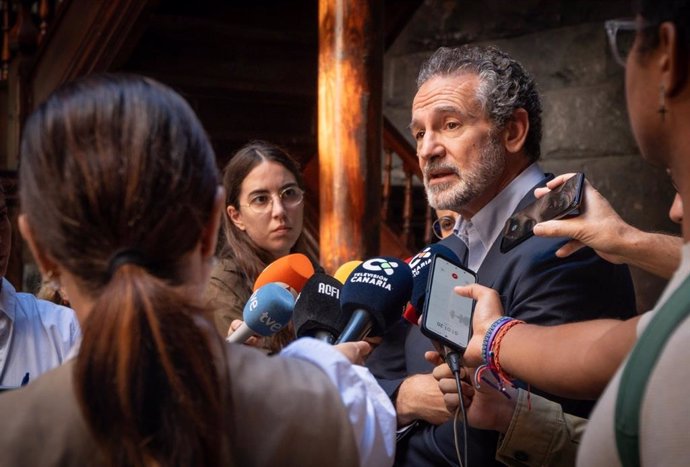 Andrés Conde, director general de Save The Children, atiende a los medios de comunicación tras reunirse con el presidente de Canarias, Fernando Clavijo