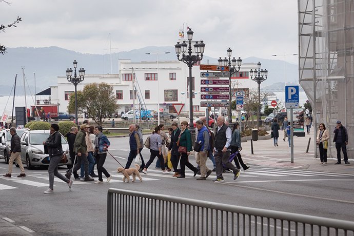 Archivo - Imagen de personas cruzando por el paso de peatones de Puertochico en Santander