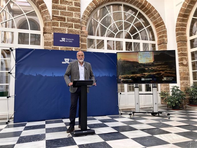 El vicepresidente segundo de la Diputación de Cádiz, Javier Vidal, presenta el primer Encuentro de Memoria Democrática.