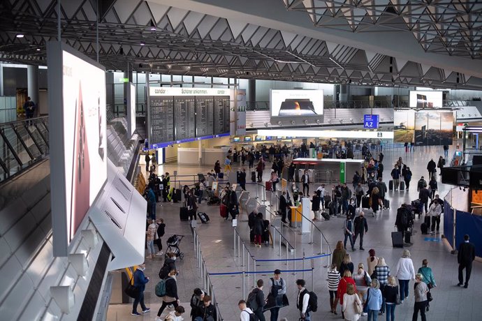 Archivo - FILED - 07 April 2022, Frankfurt_Main: Passengers walk at Terminal 1 at Frankfurt Airport.