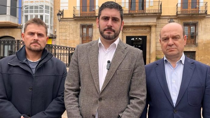 El portavoz parlamentario de VOX en las Cortes de Aragón, Alejandro Nolasco, ha visitado Caspe, acompañado por el portavoz de la formación en el Ayuntamiento de esta localidad, Germán Sanz, y el portavoz adjunto de VOX, Santiago Morón.