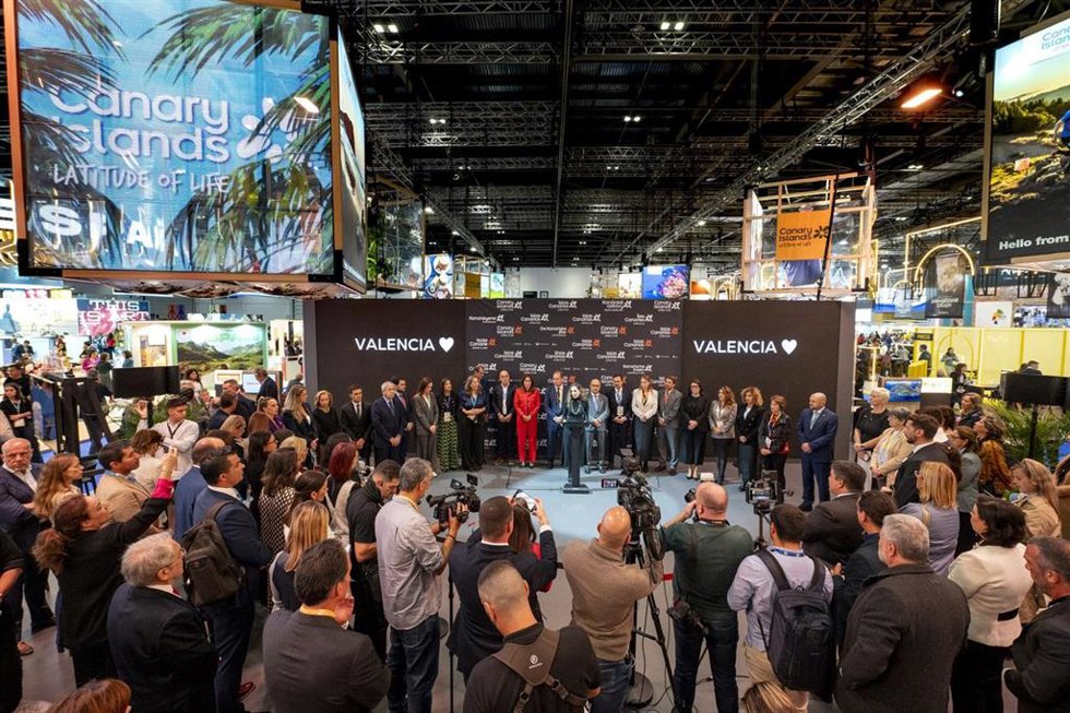 Ña consejera de Turismo y Empleo del Gobierno de Canarias, Jéssica de León, durante la inauguración del stand de las islas en la 45 edición de la World Travel Market (WTM)