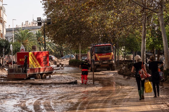 Varias personas trabajan limpiando los estragos ocasionados por la DANA, a 5 de noviembre de 2024, en Catarroja, Valencia, Comunidad Valenciana (España). Hoy, se cumple una semana desde que la DANA arrasara la Comunitat Valenciana.