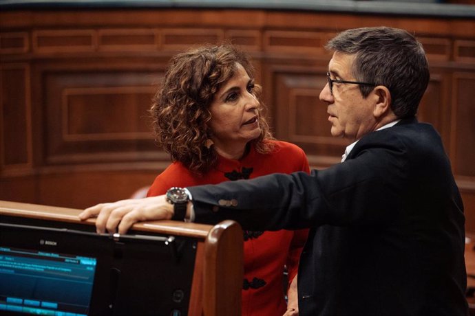 Archivo - La vicepresidenta primera y ministra de Hacienda, María Jesús Montero, y el portavoz del PSOE en el Congreso, Patxi López, durante una sesión plenaria en el Congreso de los Diputados, a 23 de mayo de 2024, en Madrid (España).