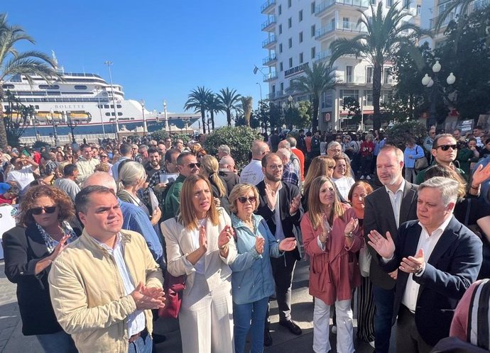 Cargos del PSOE en la concentración organizada por Cermi en Cádiz.