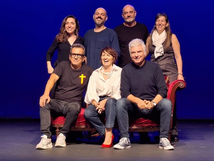 (Superior Izquierda) Anna Bertran, Roger Julià, David Olivares, Mercè Puy, Andreu Buenafuente, Sílvia Abril, Carles Sans