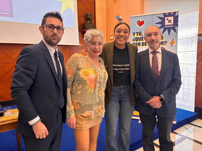 El delegado del Gobierno de España en Aragón, Fernando Beltrán, ha presentado en Zaragoza, junto a la entidad Accem, la campaña 'La brecha de los sueños', y ha asitido la jugadora de baloncesto Helena Oma