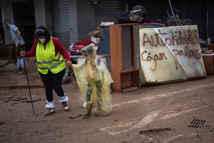 Varias personas se marchan de Alfafar, a 3 de noviembre de 2024, en Alfafar, Valencia