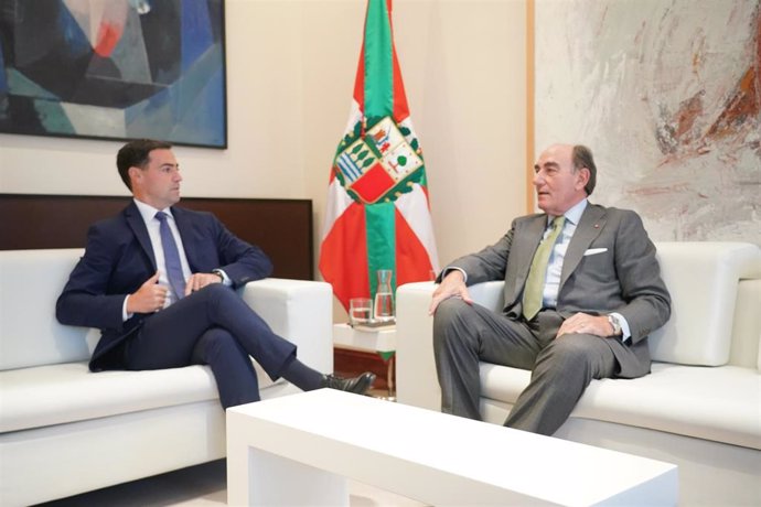 El Lehendakari, Imanol Pradales (i), y el presidente de Iberdrola, Ignacio Sánchez Galán (d), durante una reunión, en Lehendakaritza, a 5 de noviembre de 2024.