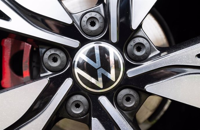 FILED - 30 October 2024, Hesse, Neu-Anspach: The VW logo on the wheel of a Golf. Photo: Boris Roessler/dpa