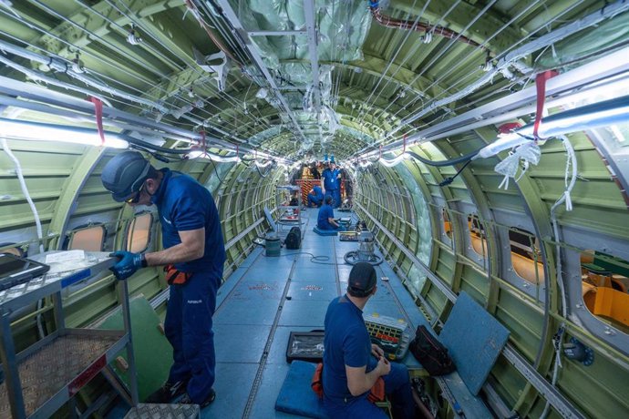 Archivo - Operarios de Airbus durante la fabricación en la línea de montaje del avión C295, a 12 de marzo de 2024, en Sevilla, Andalucía (España). (Imagen de archivo).