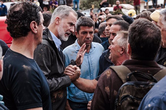 El Rey Felipe VI (2i) y el presidente de la Generalitat valenciana, Carlos Mazón (3i), durante su visita a una zona afectada por la DANA, a 3 de noviembre de 2024, en Paiporta, Valencia