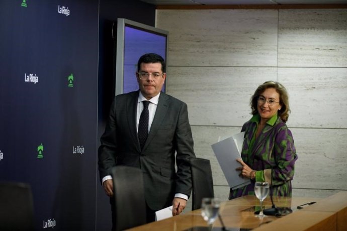 El portavoz del Gobierno, Alfonso Domínguez, llegando a la rueda de prensa del Consejo de Gobierno junto a la consejera María Martín