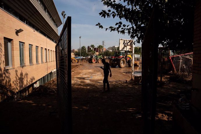 Varias personas trabajan limpiando los estragos ocasionados por la DANA, a 5 de noviembre de 2024, en Catarroja