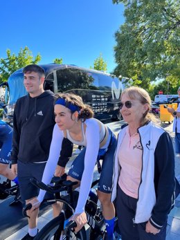 Begoña Ruiz, premio Mujer La Rioja 2024 de Onda Cero, junto a la ciclista Sheyla Gutiérrez