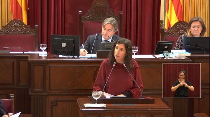 La diputada socialista Amana Fernández, en el Parlament.