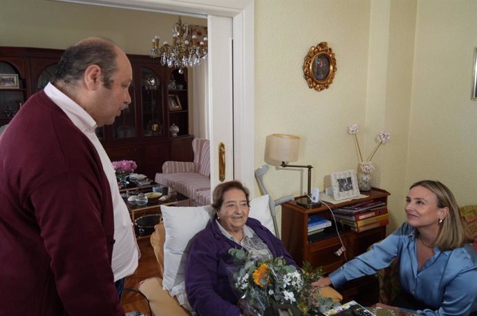 La consejera de Política Social, Conchita Ruiz, durante la visita al domicilio de Javier Aguilera, uno de los usuarios participantes en el Programa de apoyo a las personas cuidadoras.