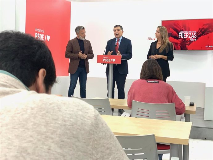 Los diputados socialistas en rueda de prensa