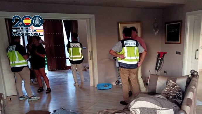 Agentes de la Policía Nacional inspeccionando la villa de Estepona donde se produjo un homicidio en agosto.