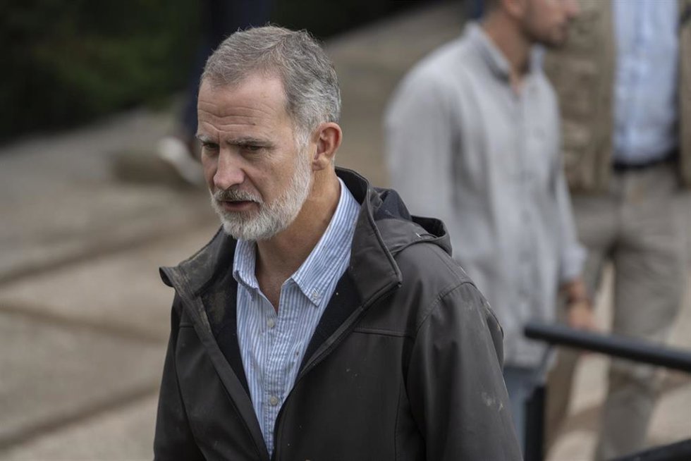 El Rey Felipe VI durante su visita al centro del 112, a 3 de noviembre de 2024, en Valencia, Comunidad Valenciana (España). Los Reyes han visitado, junto al presidente del Gobierno y presidente de la Generalitat valenciana, algunas de las zonas afectada