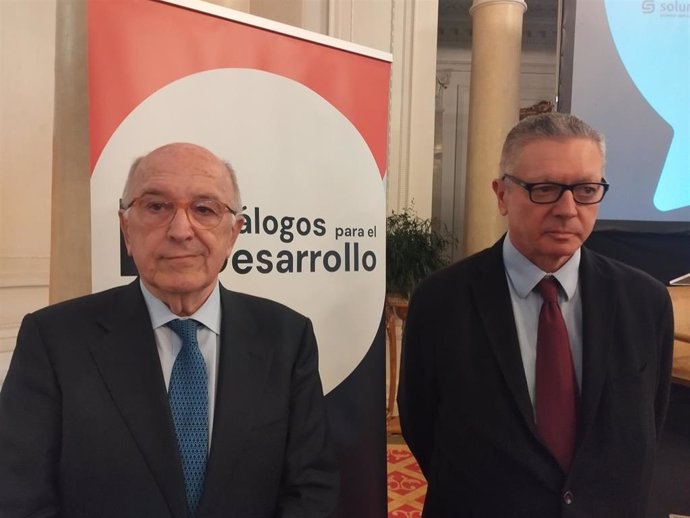 Joaquín Almunia, Excomisario De Economía De La Unión Europea Y Exvicepresidente De La Unión Europea Y Alberto Ruiz-Gallardón, Exministro De Justicia, Exalcalde De Madrid Y Actual Socio Y Presidente De Ruiz-Gallardón Abogados En Un Acto En Bilbao.    -