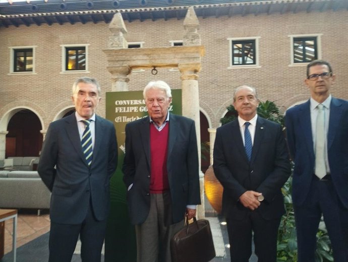 Felipe González, minutos antes de participar en un encuentro en Arroyo (Valladolid) organizado por el diario El Norte de Castilla.