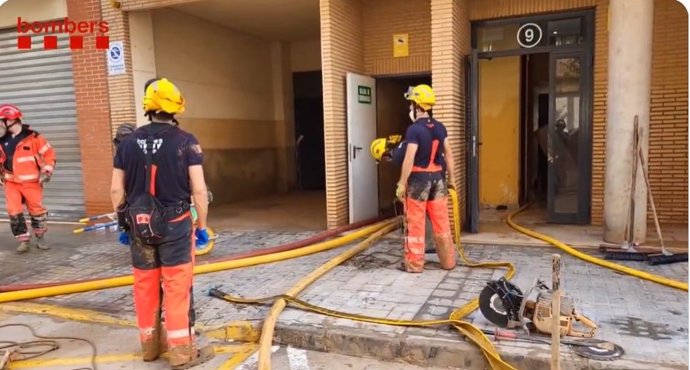 Efectivos de Bombers trabajando en Valencia