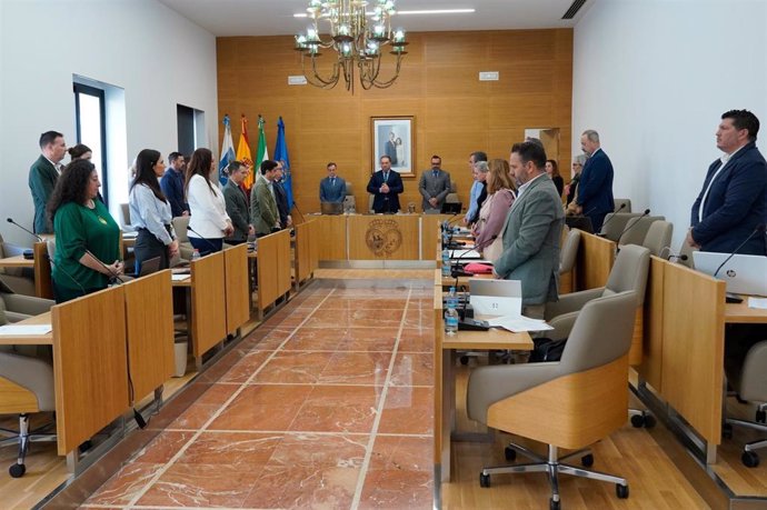 Minuto de silencio por las victimas de la DANA en Valencia antes de iniciar el Pleno de la Diputación de Huelva.