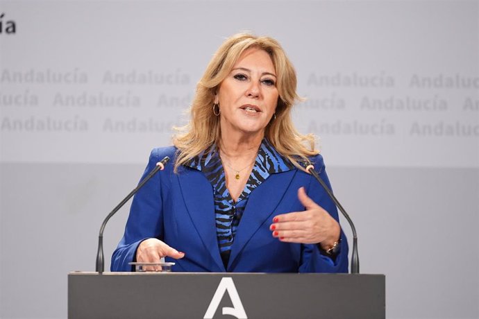 La consejera de Economía, Hacienda y Fondos Europeos y portavoz del Gobierno, Carolina España, durante la rueda de prensa. A 5 de noviembre de 2024, en Sevilla (Andalucía, España). El Consejo de Gobierno de la Junta de Andalucía se reúne en el Palacio de 