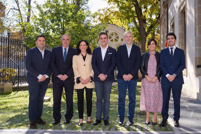 El consejero de Industria, Transición Energética y Sostenibilidad del Gobierno Vasco, Mikel Jauregi, ha comparecido junto a su equipo ante la Comisión de Hacienda y Presupuestos del Parlamento Vasco