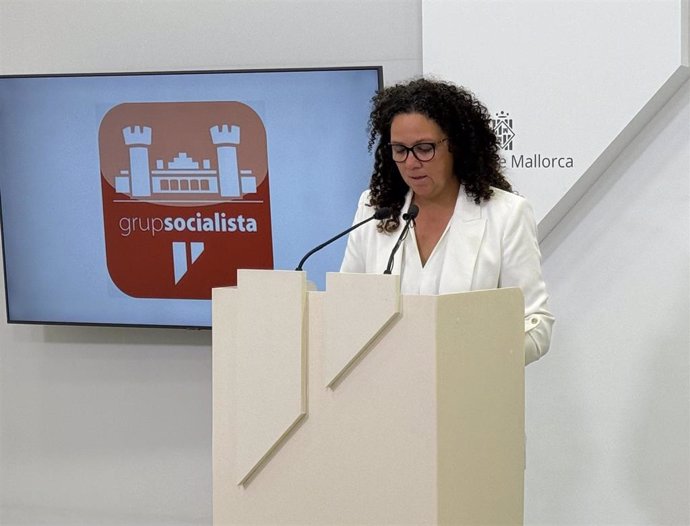 La portavoz del PSIB en el Consell de Mallorca, Catalina Cladera, en una rueda de prensa.